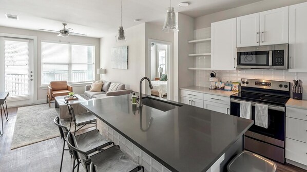 Jääkaappi, ruokailupöytä