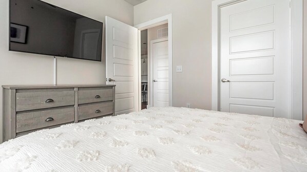 2 bedrooms, desk, iron/ironing board, WiFi