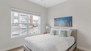 2 bedrooms, desk, iron/ironing board, WiFi - Landing | Spectacular 2BD, Clubhouse, Pool (Chicago)