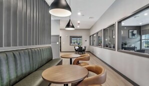 Dining - Landing | Stunning 2BD, Gym, Clubhouse (Chicago)
