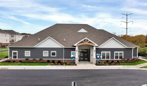 Exterior - Landing | Stunning 2BD, Gym, Clubhouse (Chicago)