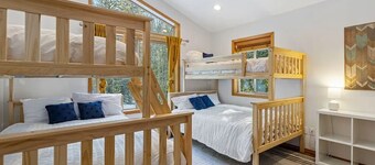 Maple Fir Lodge – 5BR, Hot Tub, EV, Fireplace