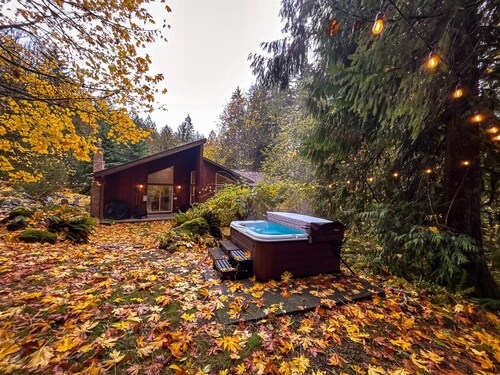 Spacious Mt. Hood Cabin - Hot Tub, Fireplace, EV Charger, Near Trails & Slopes