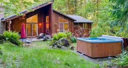 Spacious Mt. Hood Cabin - Hot Tub, Fireplace, EV Charger, Near Trails & Slopes
