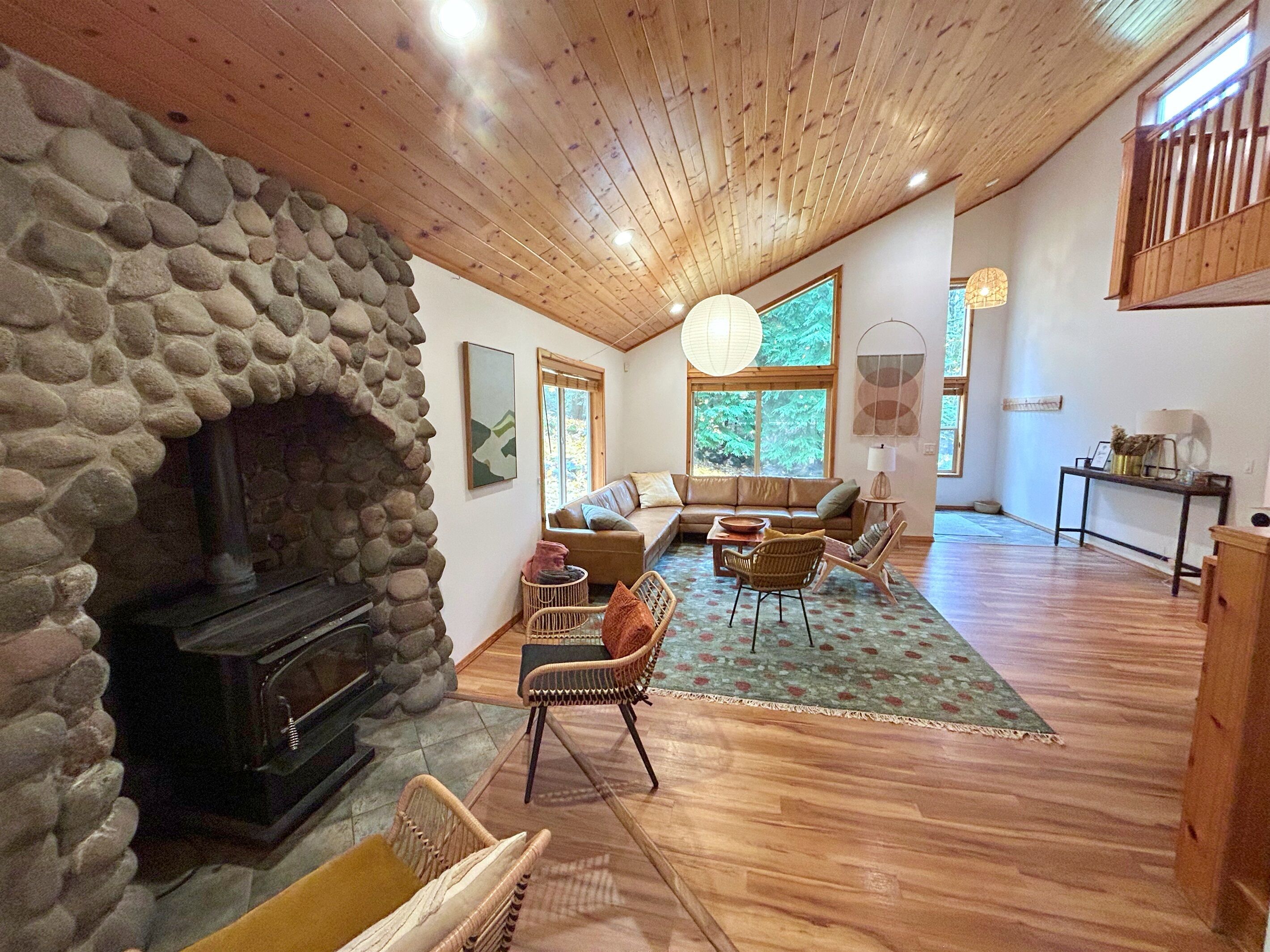 Smart-tv, eldstad, böcker och en stereo