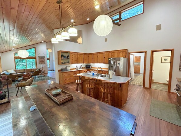 Coffee/tea maker, fridge, microwave, oven - Spacious Mt. Hood Cabin - Hot Tub, Fireplace, EV Charger, Near Trails & Slopes (Mount Hood Village)