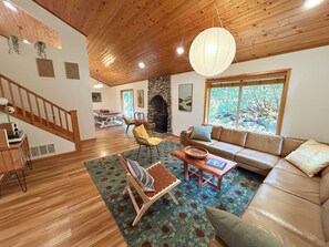 Smart TV, fireplace, books, stereo