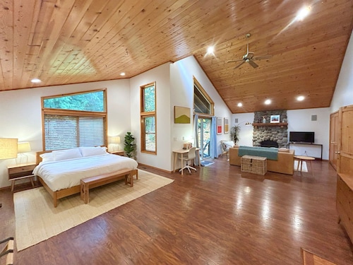 Spacious Mt. Hood Cabin - Hot Tub, Fireplace, EV Charger, Near Trails & Slopes