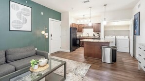 Eine moderne Wohnung mit Wohnzimmer, Küche und Essbereich.