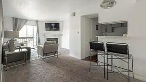 Smart TV - Landing | Beautiful 1BD, Pool, Gym (Austin)
