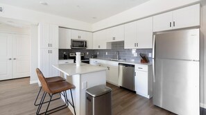 ثلاجة، مائدة طعام