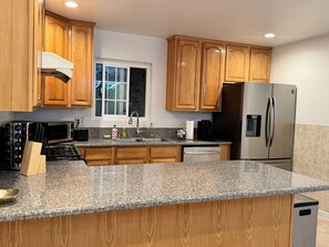 Jääkaappi, mikroaaltouuni, uuni, liesi