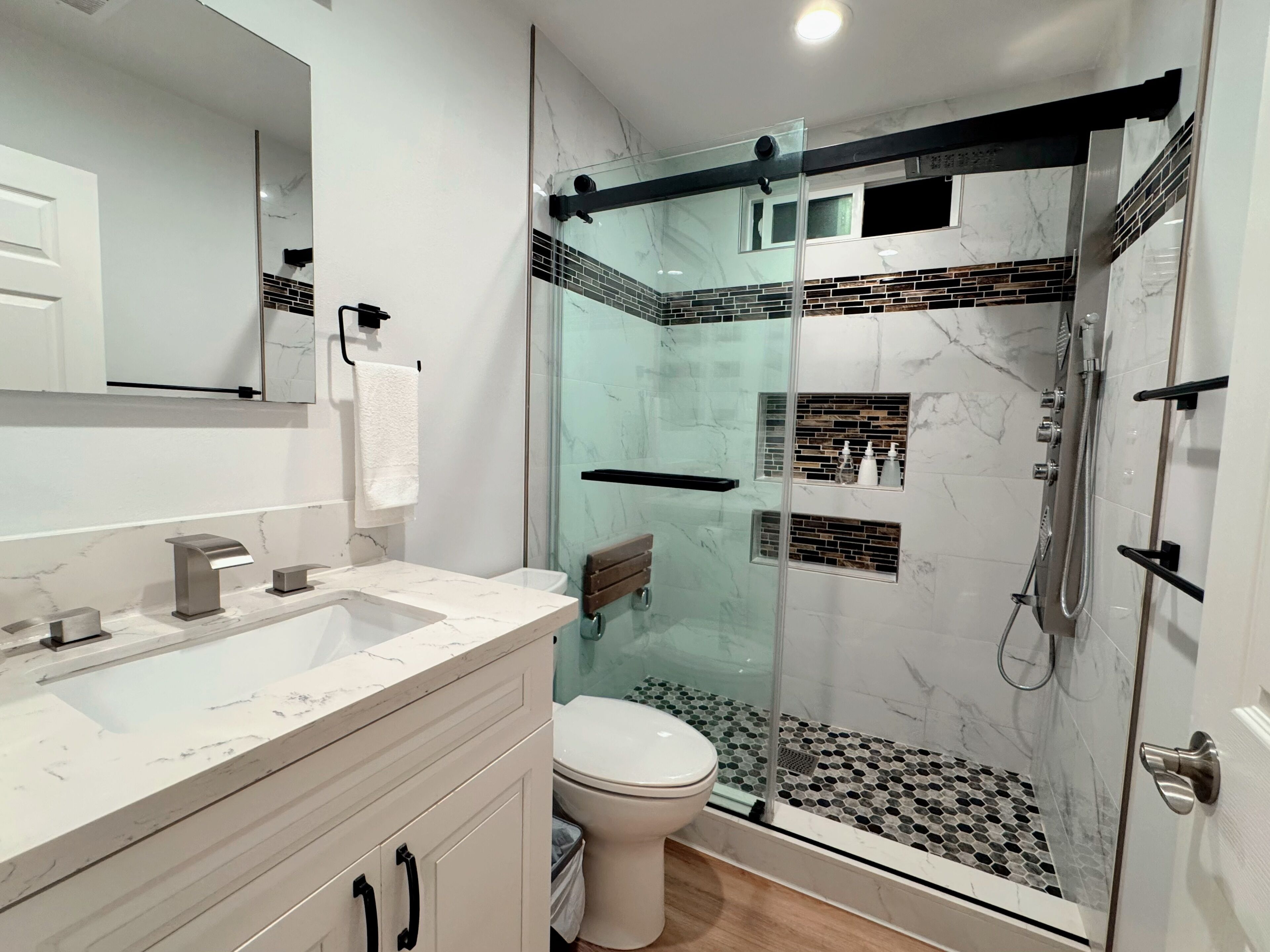 淋浴设施、吹风机、毛巾、肥皂