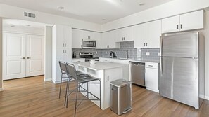 冷蔵庫、ダイニングテーブル