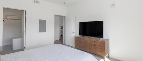 1 habitación, escritorio, tabla de planchar con plancha y wifi