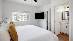 2 bedrooms, desk, iron/ironing board, WiFi - Landing | Stylish 2BD, Pool, Rooftop Lounge (Henderson)