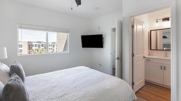 2 bedrooms, desk, iron/ironing board, WiFi