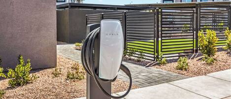 Una estación de carga para vehículos eléctricos Tesla con un moderno entorno urbano.
