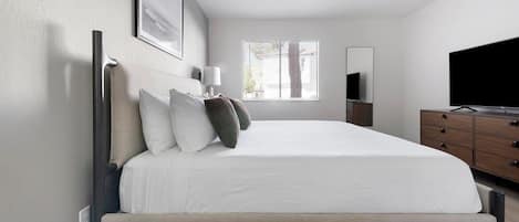 1 habitación, escritorio, tabla de planchar con plancha y wifi