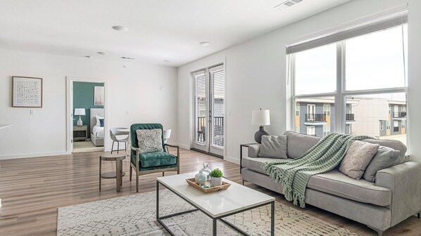 Smart TV - Landing at The Draper - 1 Bedroom in Garland (Garland)