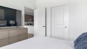 1 bedroom, desk, iron/ironing board, WiFi - Landing at The Draper - 1 Bedroom in Garland (Garland)