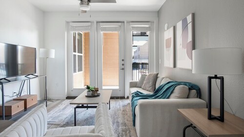 Landing | Stunning 2BD, Clubhouse, Pool