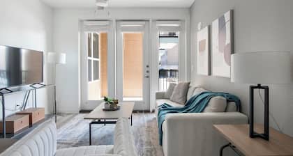 Landing | Stunning 2BD, Clubhouse, Pool