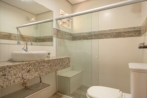 Douche, sèche-cheveux, serviettes fournies, savon