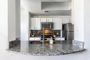 Réfrigérateur, tables à manger