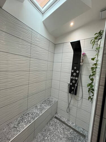 Superb 21 person house with spa, swimming pool, billiards, darts and table tennis.