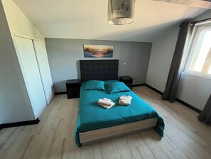 6 dormitorios, tabla de planchar con plancha, cuna de viaje