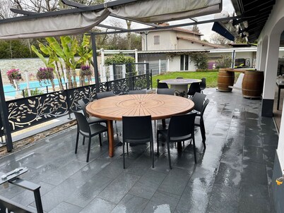 Superb 21 person house with spa, swimming pool, billiards, darts and table tennis.