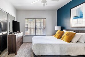 1 slaapkamer, een bureau, een strijkplank/strijkijzer, wifi