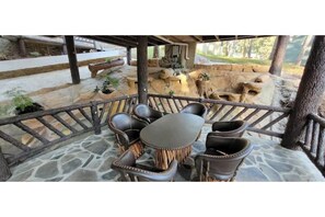 Outdoor dining - Log cabin. (Mazamitla)