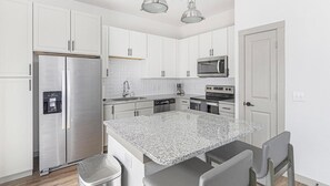 Réfrigérateur, tables à manger