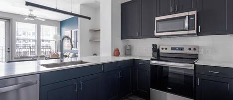 冷蔵庫、ダイニングテーブル