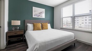 1 dormitorio, escritorio, tabla de planchar con plancha y wifi