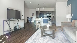 Smart TV - Landing | Stunning 1BD, Clubhouse, Gym (San Antonio)