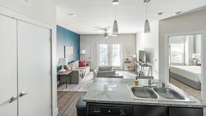 1 bedroom, desk, iron/ironing board, WiFi - Landing | Stunning 1BD, Clubhouse, Gym (San Antonio)