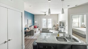 1 bedroom, desk, iron/ironing board, WiFi - Landing | Beautiful 1BD, Clubhouse, Pool (San Antonio)