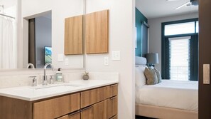 1 dormitorio, escritorio, tabla de planchar con plancha y wifi