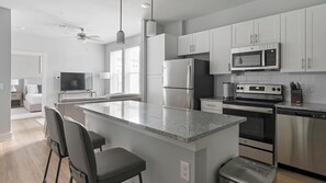 Kühlschrank, Esstisch