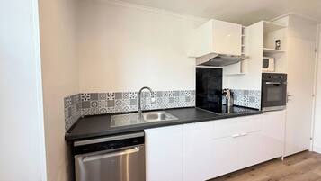 KĂŒhlschrank, Mikrowelle, Ofen, Herdplatte