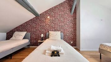 3 bedrooms, iron/ironing board, WiFi, bed sheets