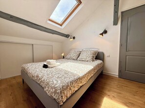 3 bedrooms, iron/ironing board, WiFi, bed sheets