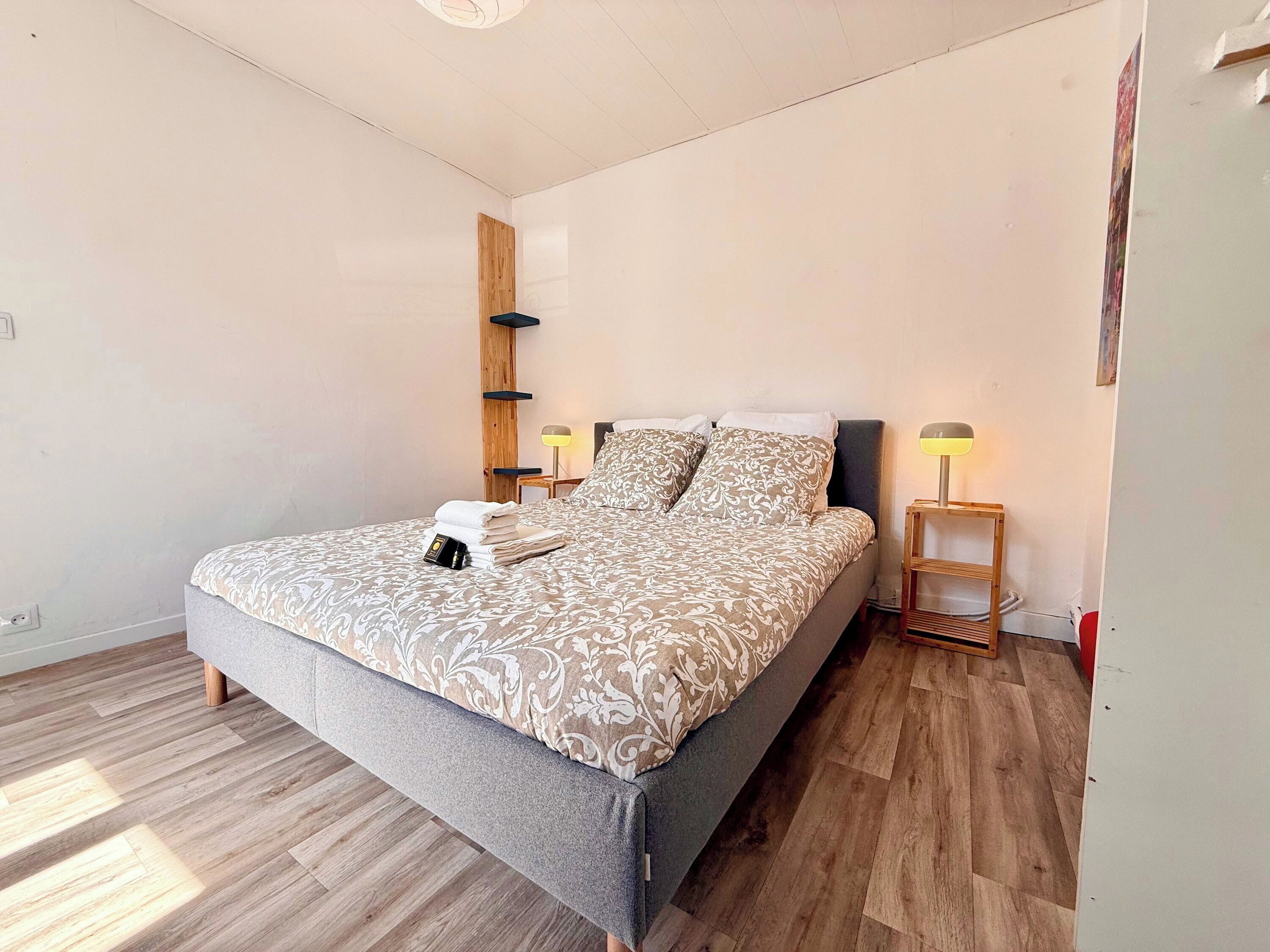 3 slaapkamers, een strijkplank/strijkijzer, wifi, beddengoed