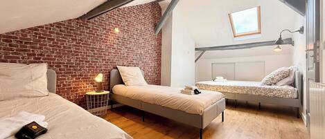 3 bedrooms, iron/ironing board, WiFi, bed sheets