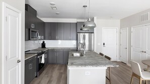 Kühlschrank, Esstisch