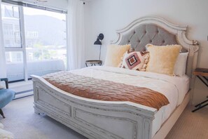 1 bedroom, iron/ironing board, travel crib, free WiFi - Lakefront Haven | Mtn View Condo Steps from Beach (Harrison Hot Springs)