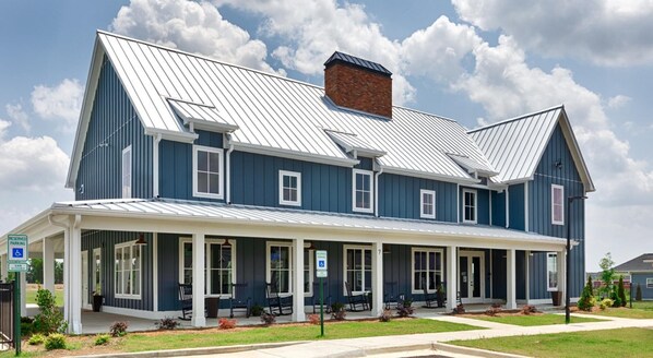 Exterior - Landing | Chic 1BD, Gym, Courtyard (Huntsville)